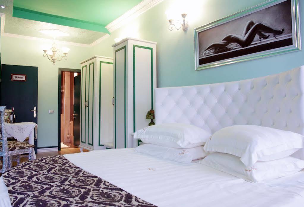 Hotel Boutique Vila Fernando Tirana Exteriör bild